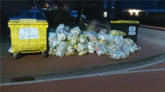 Kein schöner Anblick: Das ist der Sammelpunkt für den Müll in der Hermann-Löns-Straße.