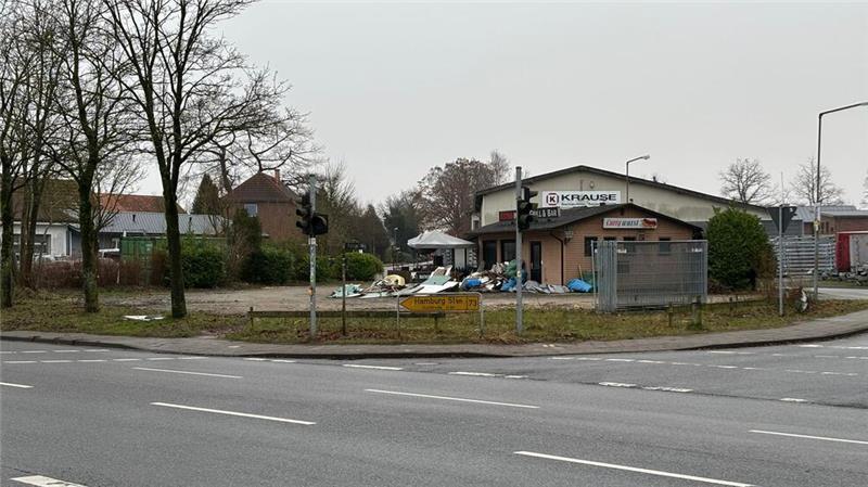 Diese Schandflecken in Dollern sollen bald verschwinden Kein schöner Anblick an der B73: Der ehemalige Grill-Imbiss hat seine besten Tage hinter sich.