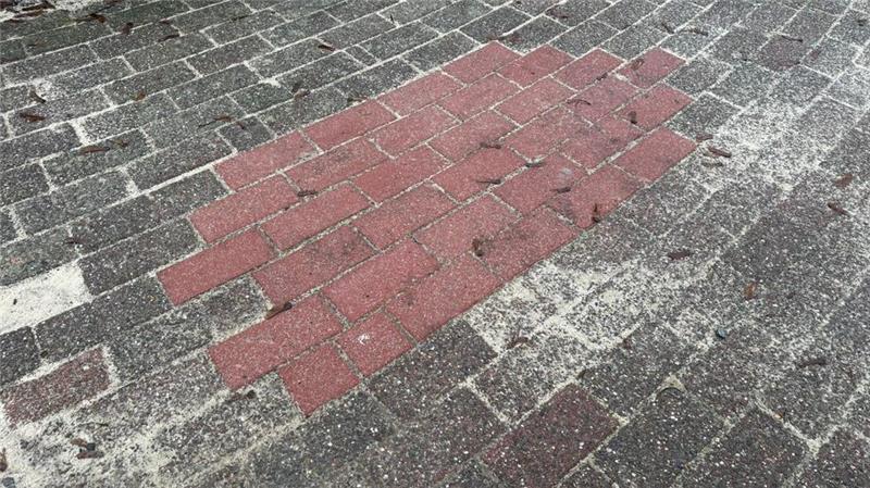 Erdrakete fehlgeleitet: Glasfaser-Schäden ärgern Nottensdorfer Kein seltenes Bild: Fußgängerwege wurden notdürfig mit unpassenden Pflastersteinen verschlossen.