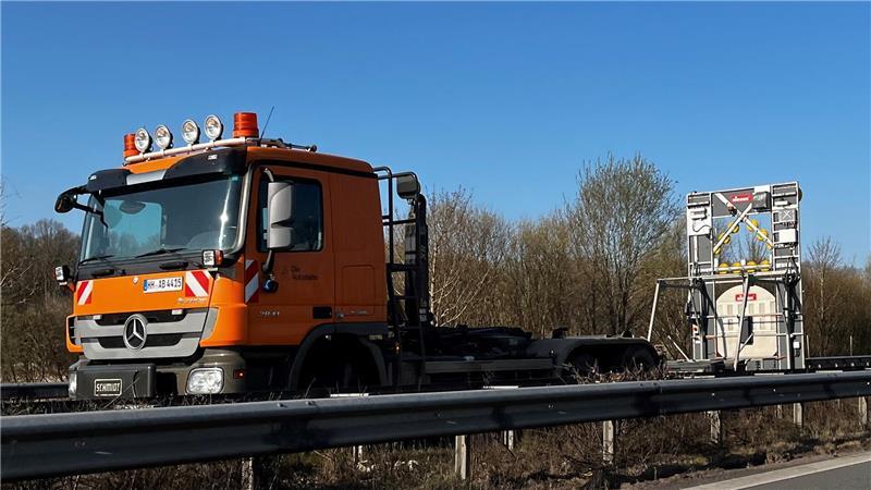 Kein seltenes Bild: Grünpflegearbeiten entlang der A26.