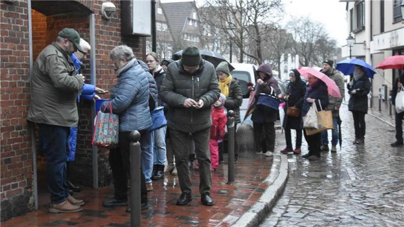Keine Angst nass zu werden. Schon vor dem Verkaufsstart hatte sich vor der Anzeigenabteilung am Fleth in Buxtehude eine Schlange gebildet.