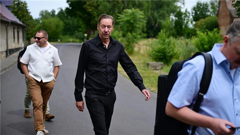 Keine Angst vor Öffentlichkeit: Die AfD-Reisegruppe besucht Schnellroda. Ganz in Schwarz der Stader AfD-Kreisvorsitzende Maik Julitz aus Buxtehude.