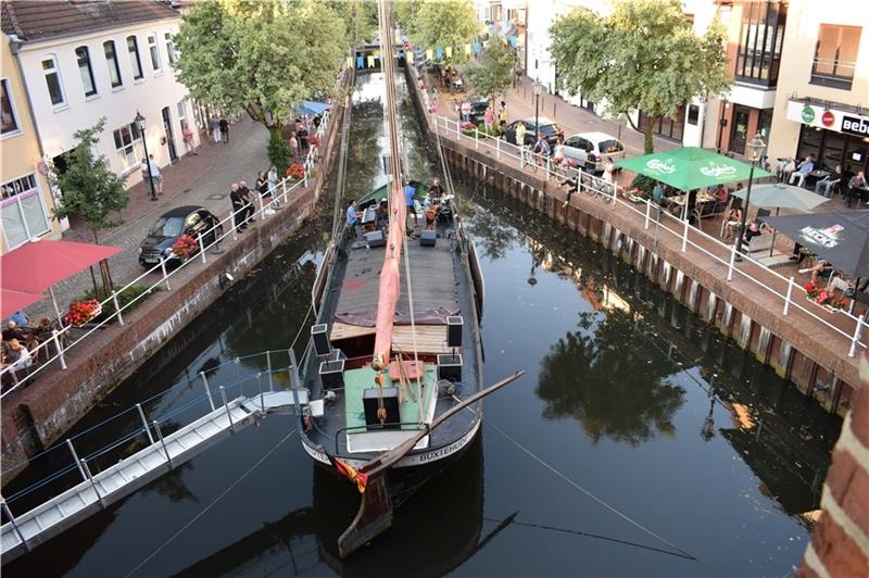 Keine Autos auf beiden Seiten des Fleths in Buxtehude wie hier bei einem Konzert im vergangenen Sommer wird die Ausnahme bleiben. Foto: Wisser