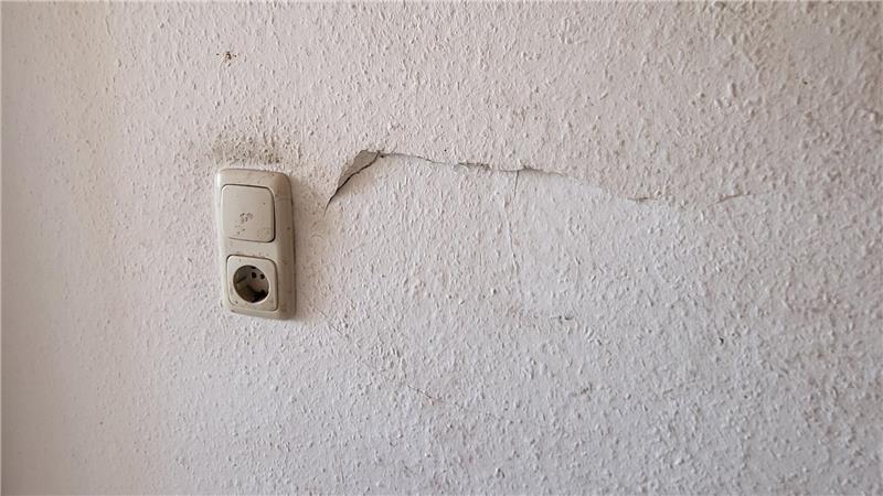 Keine Einzelstücke in der Wohnung: Verdreckte Lichtschalter und Steckdosen und ein Loch in der Wand.