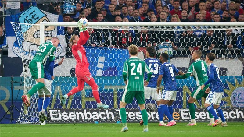 Porath schießt Schalke auf den Aufstiegsplatz Keine Gefahr für Schalke-Keeper Karius.