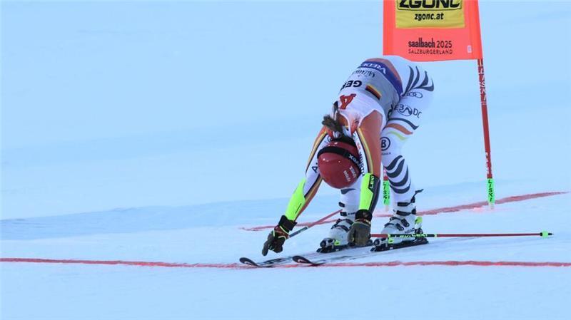Ski-Team verpasst Parallel-Medaille: „Aaah, tut mir leid“ Keine Medaille zum Start: Lena Dürr und die deutsche Mannschaft scheiterten im Viertelfinale des Team-Events.