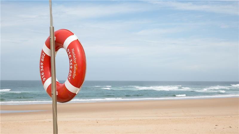 Keine Rettung in Sicht? An einsamen Stränden sollte man nicht allein baden gehen.