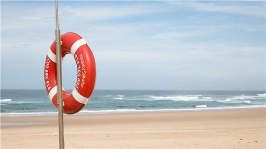 Keine Rettung in Sicht? An einsamen Stränden sollte man nicht allein baden gehen.