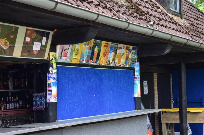 Keine Sonne und Wärme, keine Coktails: Am Badesee gehen Imbiss und Bar ineinander über. Bei gutem Wetter schüttelt Kläres Sohn hier Coktails, zudem helfen zwei Angestellte Klaus und Sylvia Kläre.
