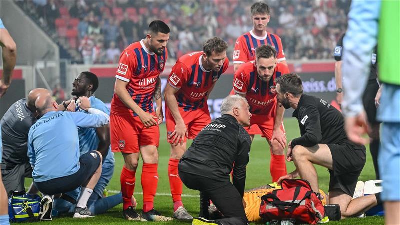 Nach dramatischen Szenen: Schnelles Comeback von Müller? Keine Sorgen mehr: Heidenheims Torwart Kevin Müller (am Boden liegend) geht es wieder deutlich besser.