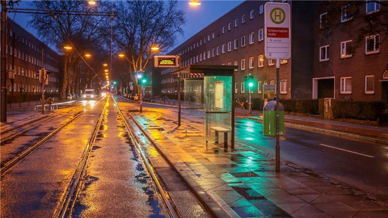 Verdi-Streik legt Nahverkehr lahm – Rückkehr am Sonntag Keine Tram, keine Fahrgäste an der Haltestelle.