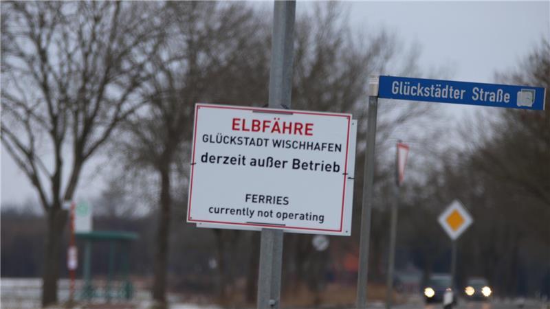 Keine Überfahrt nach Glückstadt - Eisgang auf der Elbe.