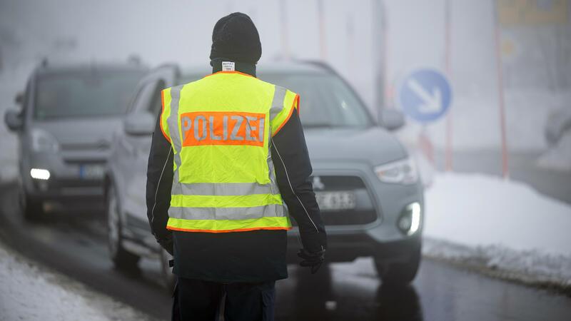 Diese Fehler führen im Winter am häufigsten zu Bußgeldern Ein Polizist bei einer Verkehrskontrolle