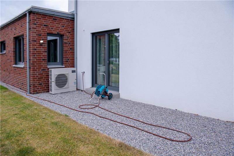 Keine ganz günstige Investition: der Einbau einer Wärmepumpe. Wer finanzielle Unterstützung braucht, kann sich zum Beispiel an eine Bank wenden. Foto: Laura Ludwig/dpa-tmn