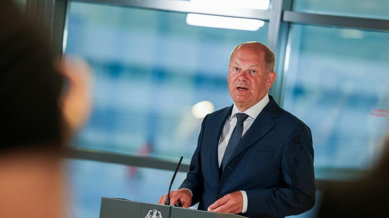 Spektakulärer Gefangenenaustausch zwischen Moskau und Westen Keine leichte Entscheidung: Bundeskanzler Olaf Scholz (SPD) verteidigt den Gefangenaustausch mit Russland bevor er einige der Rückkehrer am Flughafen persönlich trifft.