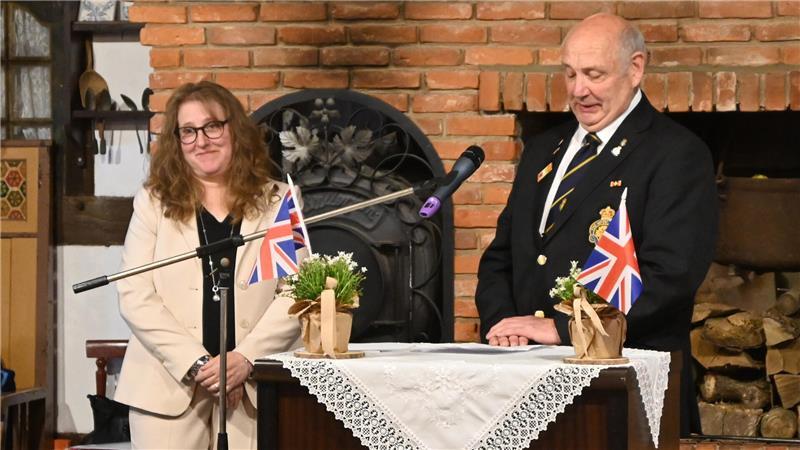 Keith Orton, Vorsitzender des britischen Kriegsveteranen-Verbands „Royal British Legion“, würdigt die Arbeit der Heimatforscherin Debbie Bülau.