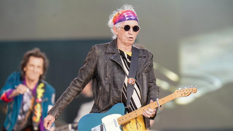 Keith Richards: Passe Gitarrenspiel meiner Arthritis an Keith Richards (vorn) und Ronnie Wood von den Rolling Stones im Hyde Park in London auf der Bühne.