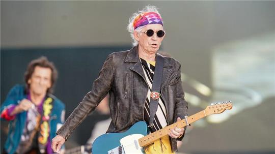 Keith Richards (vorn) und Ronnie Wood von den Rolling Stones im Hyde Park in London auf der Bühne.