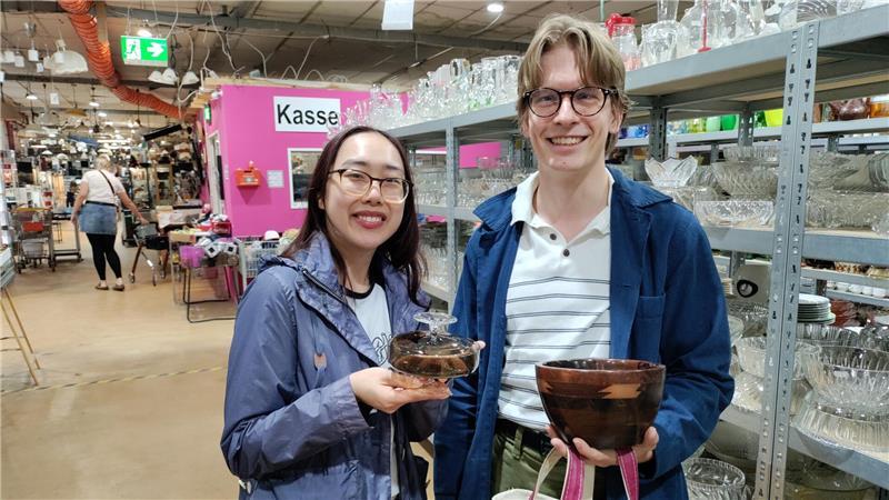 Dirk und Marinas Flohmarkthalle in Stade: Ein Paradies für Trödel-Fans Keke Kolster und Quyen Tran haben eine Konfekt- und Gebäckschale vom Designer Heinrich Löffelhardt aus den 1950er Jahren und eine Holzschale aus exotischem Holz entdeckt.