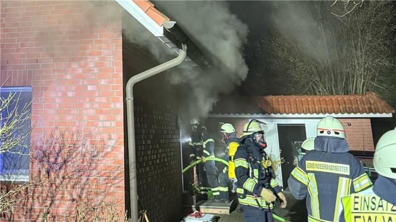 Kellerbrand in Wedel: Unter Atemschutz rücken die Einsatzkräfte vor.