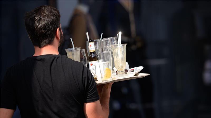 Kellner im Restaurant: Die Preise für Dienstleistungen ziehen an.