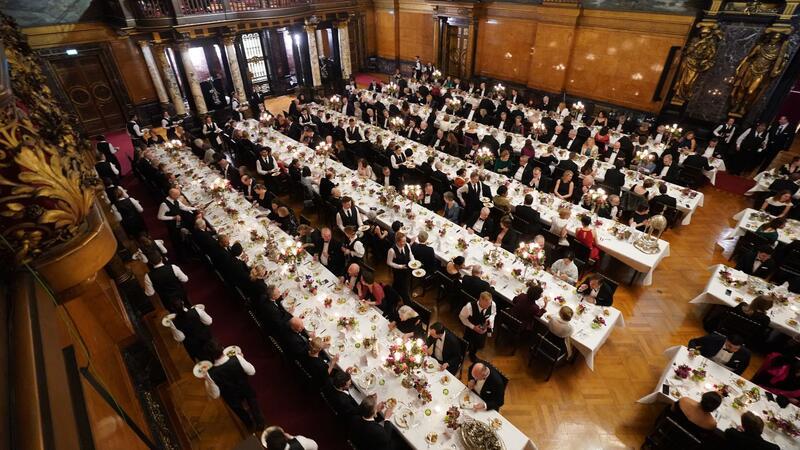 Regierungschefin Kallas und Kanzler Scholz bei Matthiae-Mahl Kellnerinnen und Kellner servieren beim traditionellen Matthiae-Mahl des Hamburger Senats im Großen Festsaal im Rathaus.