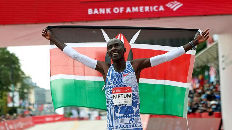 Marathon-Weltrekordler Kiptum stirbt tragisch bei Autounfall Kelvin Kiptum aus Kenia feierte seinen Weltrekordsieg beim Chicago-Marathon.