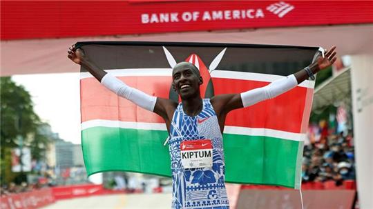 Kelvin Kiptum aus Kenia feierte seinen Weltrekordsieg beim Chicago-Marathon.