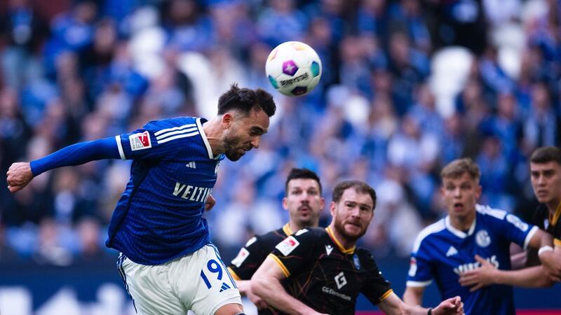 HSV fällt im Aufstiegsrennen zurück - Schalke bangt weiter Kenan Karaman (l) und seine Schalker kamen nicht über ein 0:0 gegen den KSC hinaus.