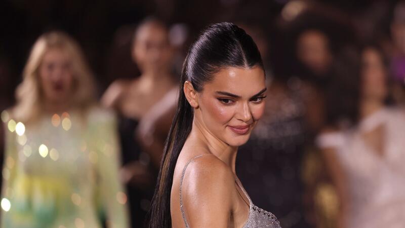 Kendall Jenner trägt eine Kreation von L’Oreal auf der Paris Fashion Week. Aktuell sieht sich das Model in einem emotionalen Tief (Archivbild).