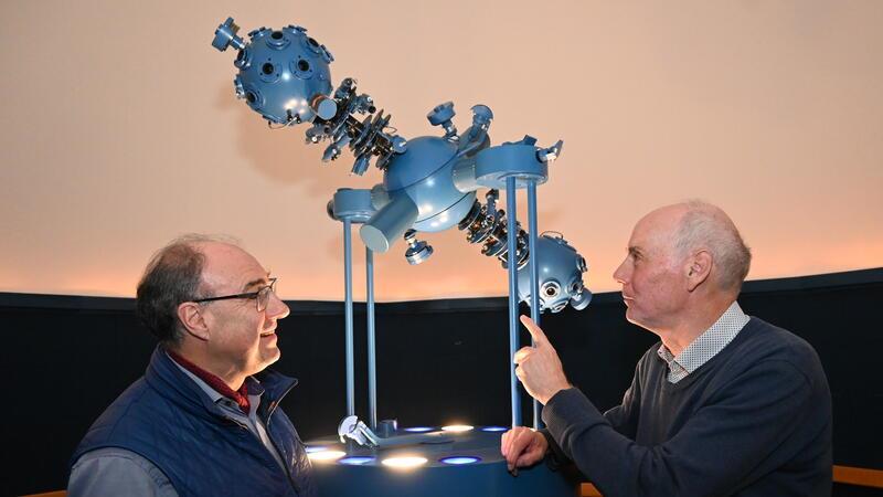 Kennen die Sterne: Georg Hetzendorf und Jörg Pollmann führen Gruppen durch das Planetarium in Grünendeich (von links).
