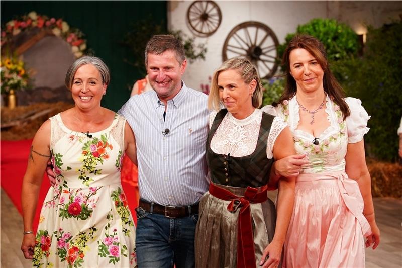 Kennenlernen vor laufender Kamera: Landwirt Michael N. (52) aus der Samtgemeinde Oldendorf-Himmelpforten Christine (52, l.), Janine Christine (43) und Mandy (54, r.) beim Scheunenfest. Fotos: RTL / Stefan Gregorowius