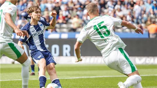 Kennet Eichhorn (Mitte) stieg mit dem Tor gegen Fürth zum jüngsten Torschützen der 2. Liga auf. (Archivbild)