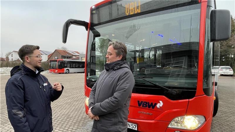 Kennet Hoppstock im Gespräch mit seinem Chef Andreas Jung. Die beiden haben zusammen den Busführerschein gemacht.