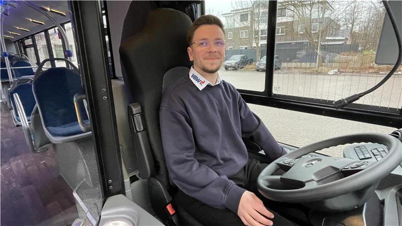 Kennet Hoppstock ist der jüngste Busfahrer der Wesermarsch. Für den 18-Jährigen kam nie ein anderer Job infrage.