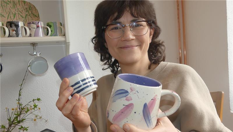 Aus Resthof wird „Klöördeel“: Das plant Familie Hucht in Drochtersen Keramik bemalen ist ganz einfach, entsprechende Kurse sind sehr beliebt, sagt Deborah Hucht. Hier zwei schlichte Motivtassen, die sie selbst einmal fabriziert hat. In der Drochterser Klöördeel in der Tenne sollen nach dem Innenausbau Keramik-Malkurse stattfinden können.