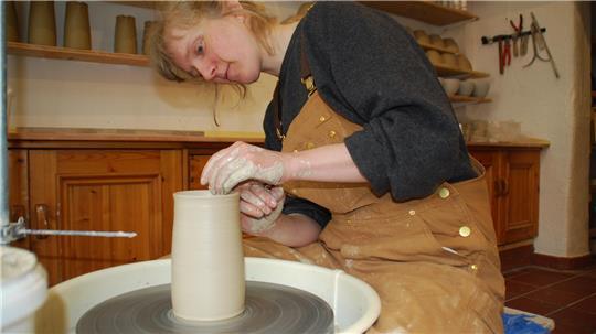 Keramikmeisterin Jorina Strelow ist Anfang des Jahres von Bayern nach Ahrenswohlde gezogen.