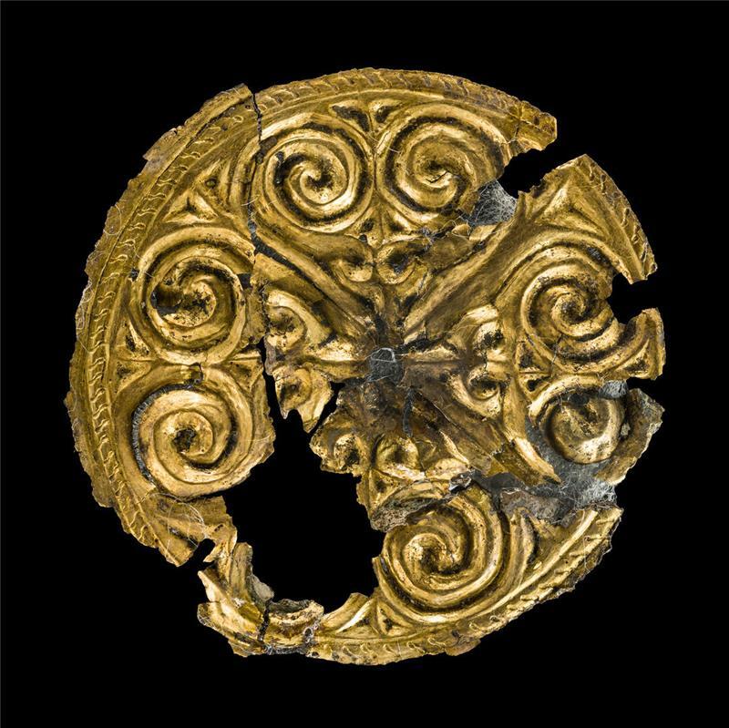 Archäologen sind der mächtigen Sachsen-Fürstin von Assel auf der Spur Kerbschnittverziertes Goldblech.