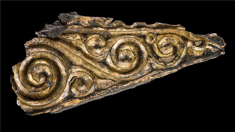 Kerbschnittverziertes Goldblech einer Fibel.