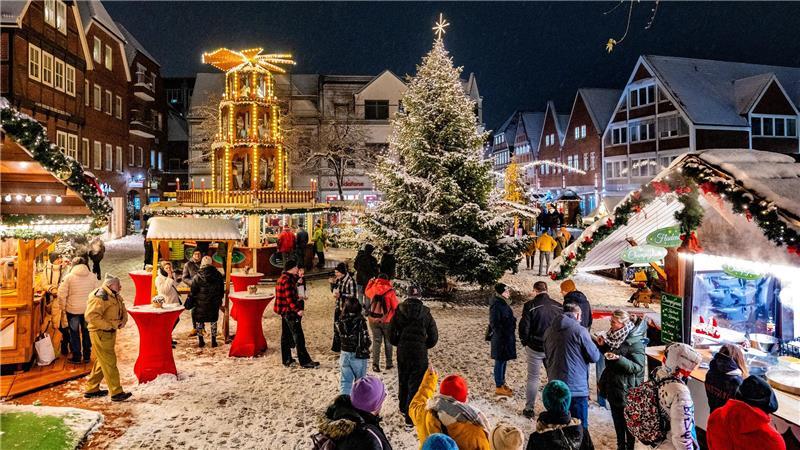 Stader Altstadt: Das sind die Attraktionen in der Adventszeit Kern des traditionellen Weihnachtsmarktes am Pferdemarkt ist die Budenlandschaft mit der Weihnachtspyramide.