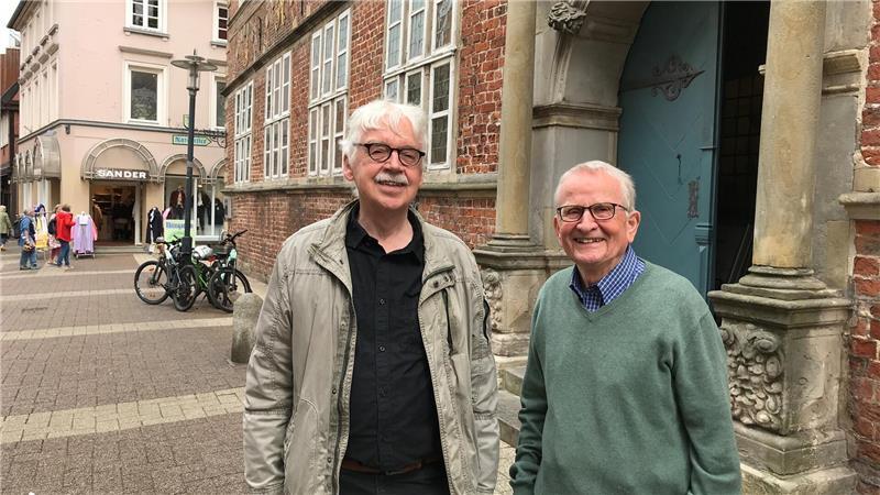 Einblicke in die Stader Architektur: So entstand einst das Rathaus Kersten Schröder-Doms (links) und Reinhold Kolck.