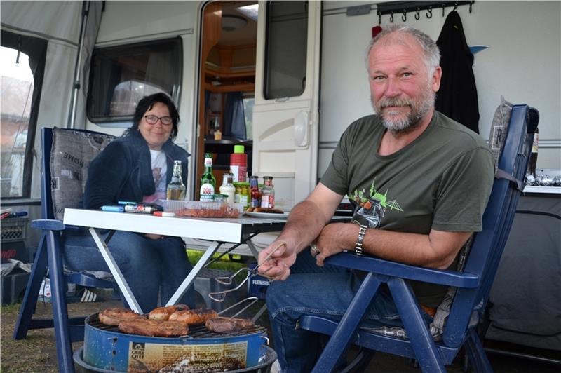 Kerstin Fahle und Harald Bunge aus Essen kommen seit elf Jahren immer wieder nach Krautsand zum Campen. Fotos: Helfferich