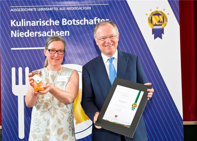 Kerstin Hintz (53) vom Biohof & Hofcafé Ottilie bei der Überreichung der Auszeichnung „Kulinarische Botschafterin“ durch Ministerpräsident Stephan Weil (SPD). Euromediahouse/Marketinggesellschaft