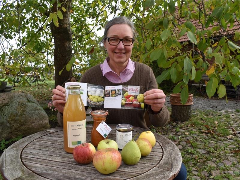 Kerstin Hintz vom Biohof Ottilie mit dem Flyer des ersten Genießermarktes 2018 in Mittelnkirchen. Foto: Archiv/Vasel