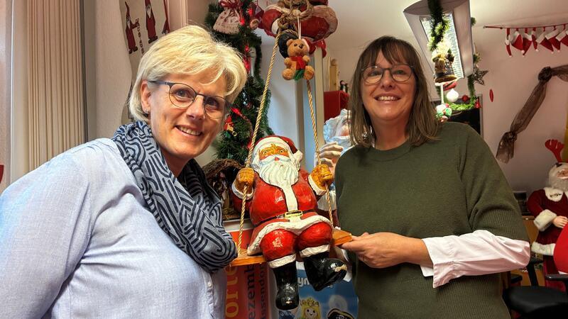 Kerstin Meineke (links) und Elke Meyer kamen aus Himmelreich bei Hannover zum Treffen der Weihnachtspostämter.