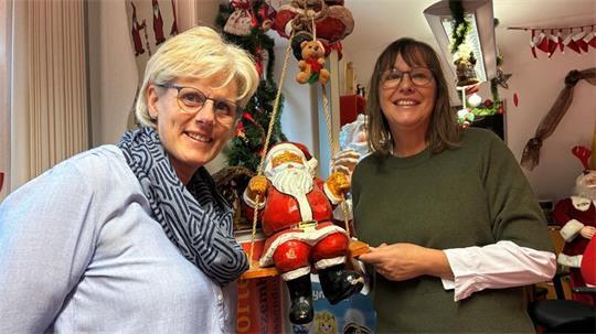 Kerstin Meineke (links) und Elke Meyer kamen aus Himmelreich bei Hannover zum Treffen der Weihnachtspostämter.