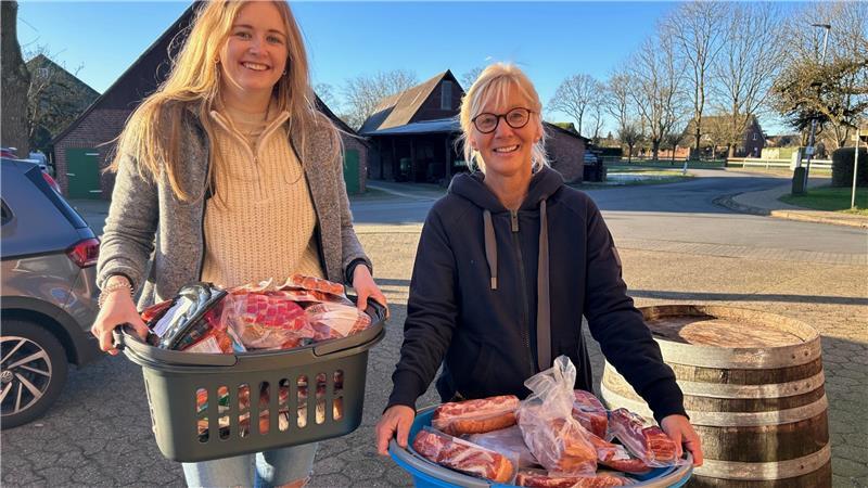 Kerstin Peters und Laura Hellwege bringen schon mal vorab kiloweise Speck und Würste - damit abends alles gar ist - auch, wenn der Sammeltrupp mal wieder länger unterwegs ist.