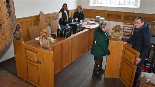 Kerstin Piepenbrink, Agnethe Krarup, Bärbel Müller und Sergius Schönfeld (von links) bereiten alles vor, Bänke wichen in St. Martini in Estebrügge der Theke unter der Orgel-Empore.