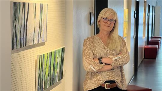 Kerstin Rix-Tietje leitet das Stader Gründerzentrum - und organisiert dort auch regelmäßig Kunstausstellungen.