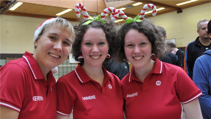 Ausgebucht in vier Minuten: Warum das Weihnachtsturnier so beliebt ist Kerstin Schulz (links) hat kaum ein Buxtehuder Weihnachtsturnier verpasst.